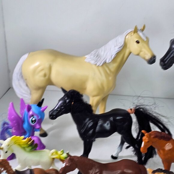 Set Of 16 Assorted Plastic Toy Horses & Unicorns Kids Play Carpet Herd - Picture 3 of 9